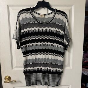 Ribbed Black and White Short Sleeve Blouse